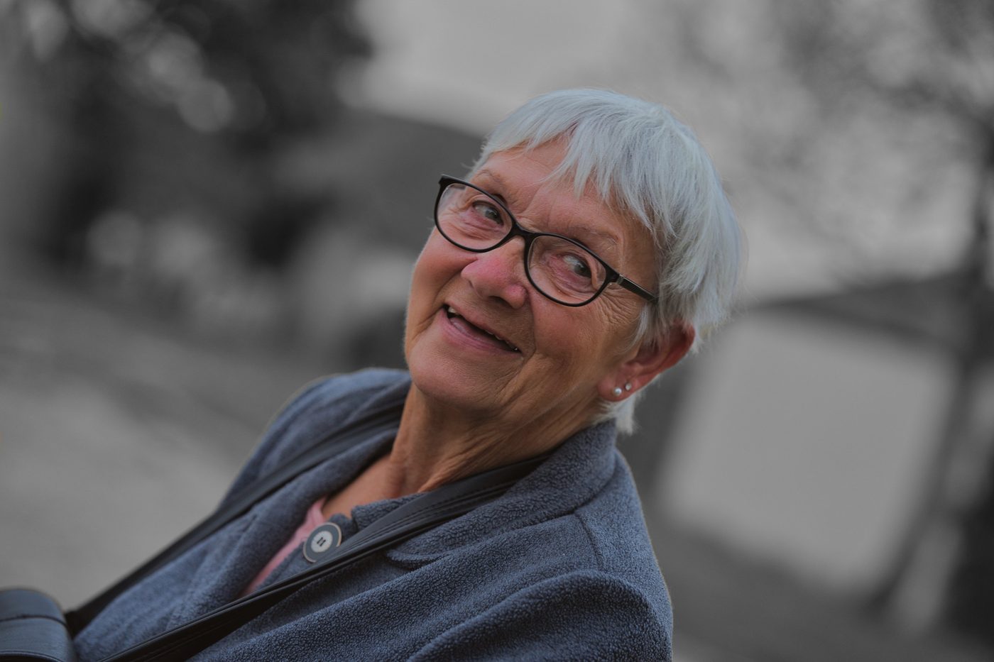 Portrait d'une dame souriante aux cheveux blancs