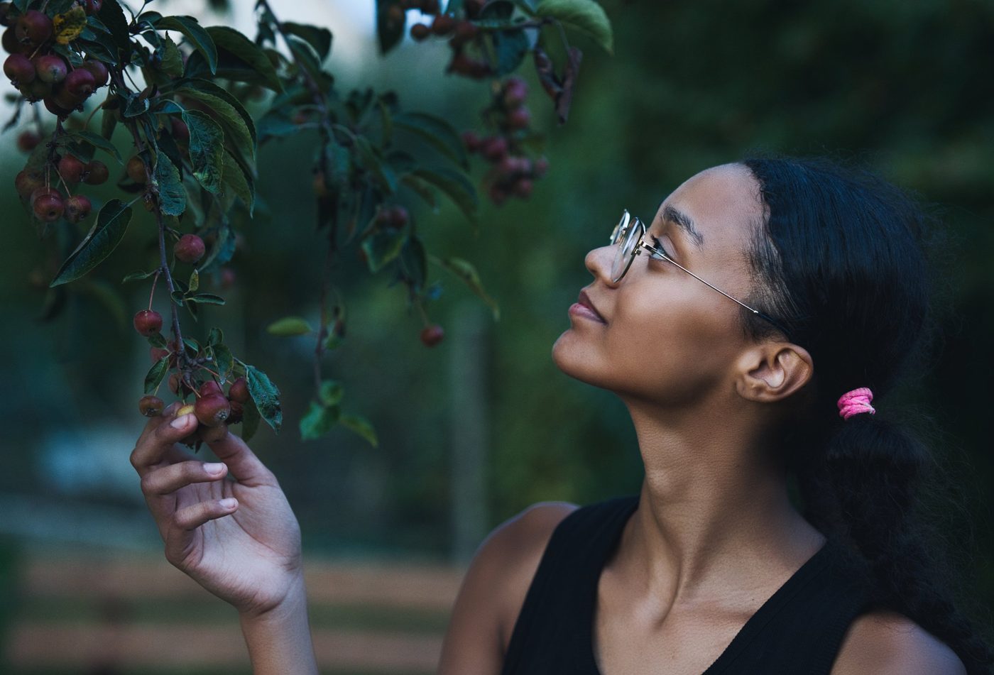 Jeune fille de profil sous un pommier