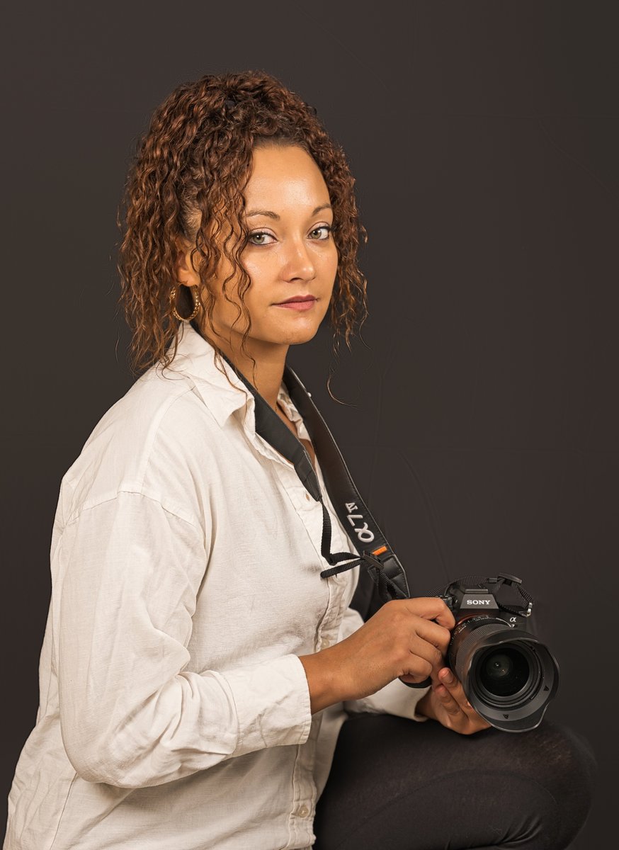 Mélinda, photographe Mél'yah, son appareil photo en main